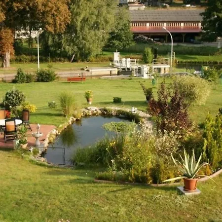Apartment An Einer Schleuse Gelegene Mit Grundstueck Direkt Am Wasser Wesenberg